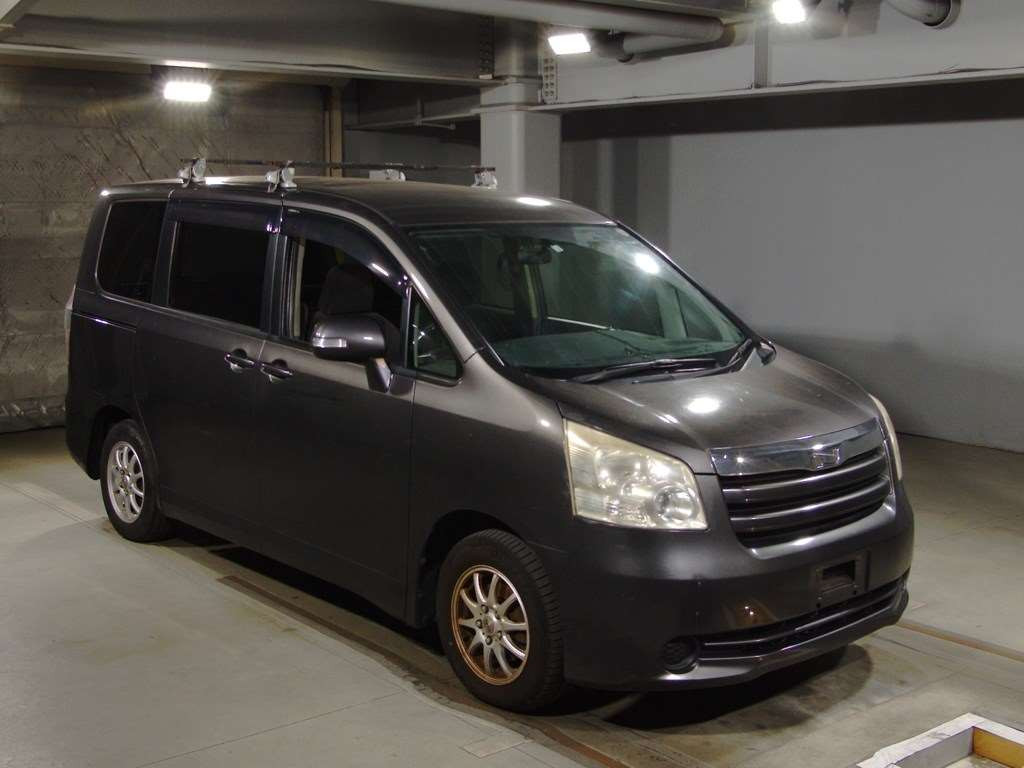 2010 Toyota Noah ZRR70G[2]