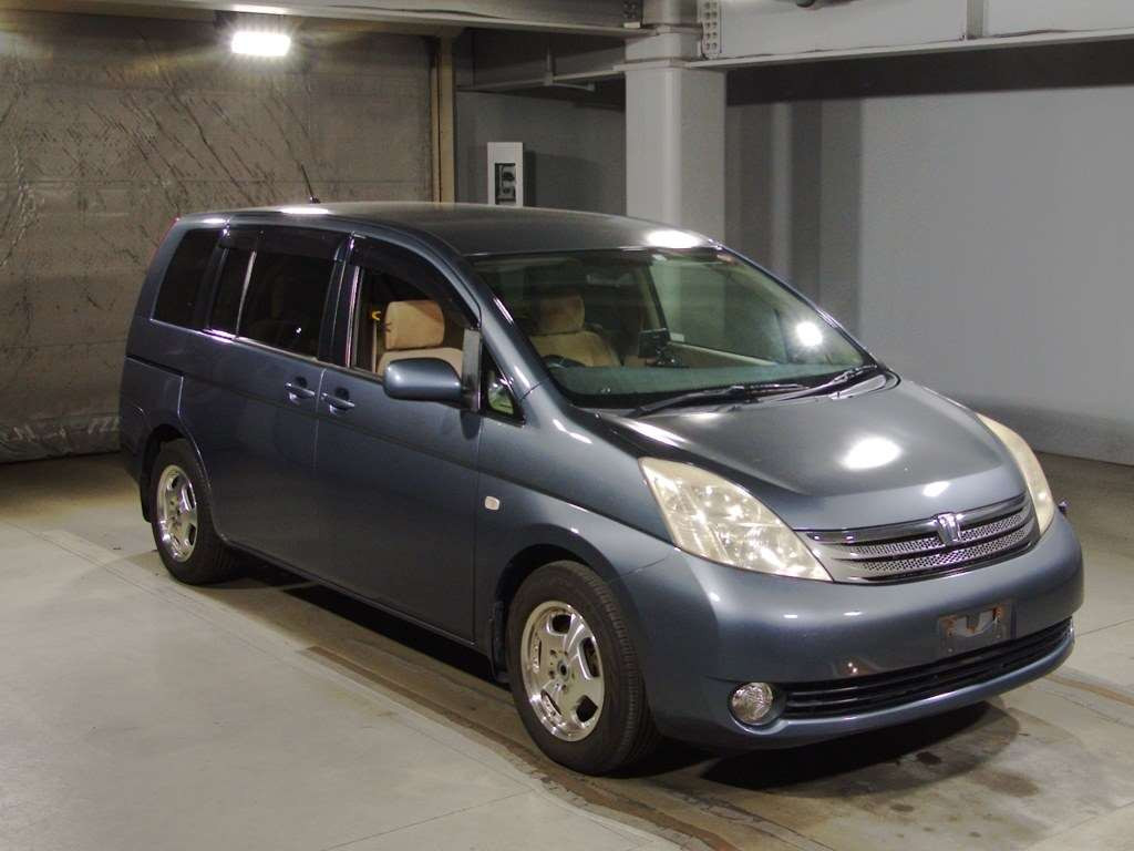 2004 Toyota Isis ZNM10G[2]