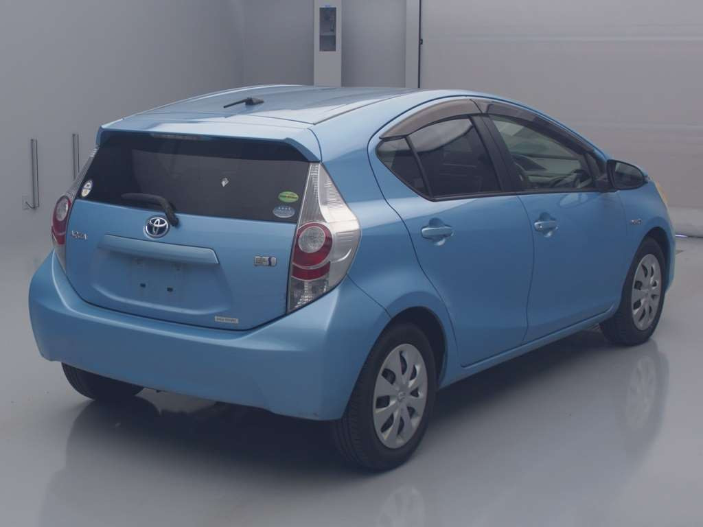 2012 Toyota Aqua NHP10[1]