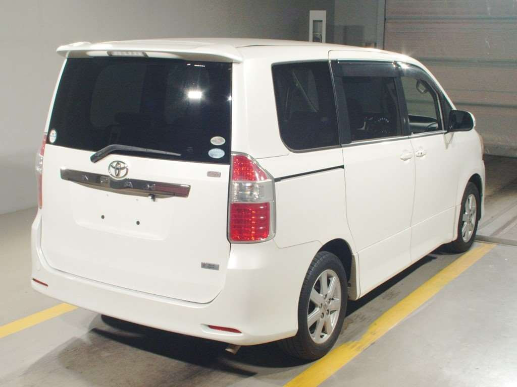 2008 Toyota Noah ZRR70W[1]