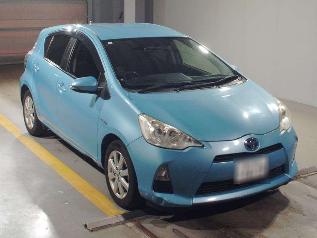 2013 Toyota Aqua NHP10[2]