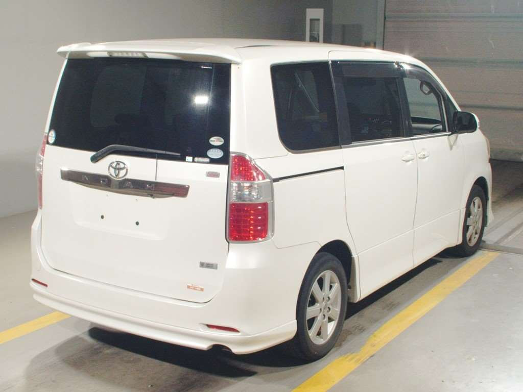 2007 Toyota Noah ZRR70W[1]