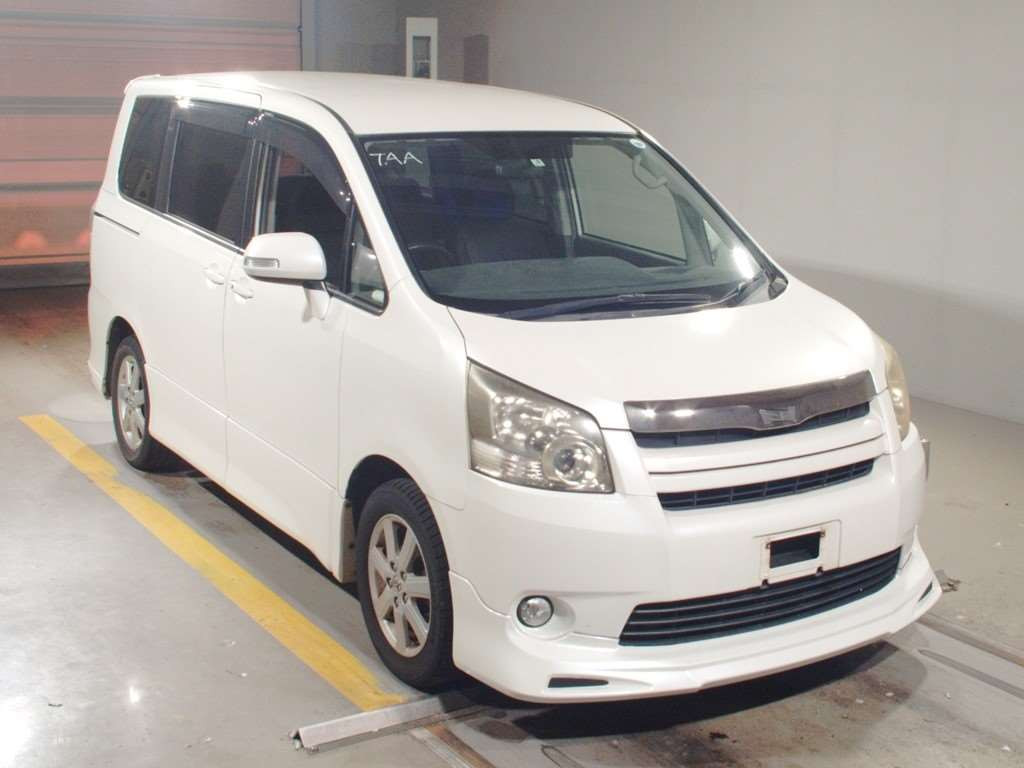 2007 Toyota Noah ZRR70W[2]