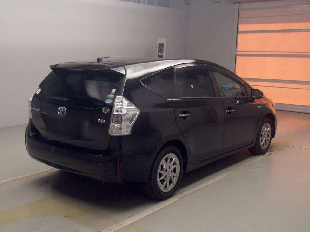 2014 Toyota Prius alpha ZVW41W[1]