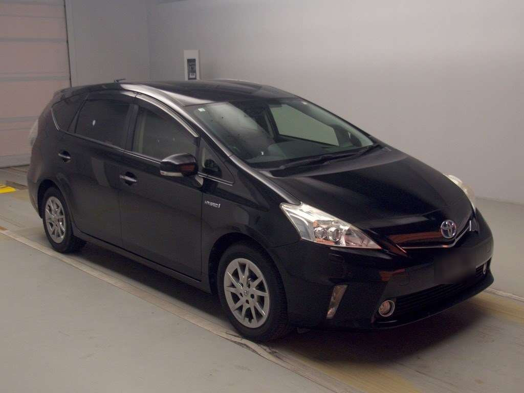 2014 Toyota Prius alpha ZVW41W[2]