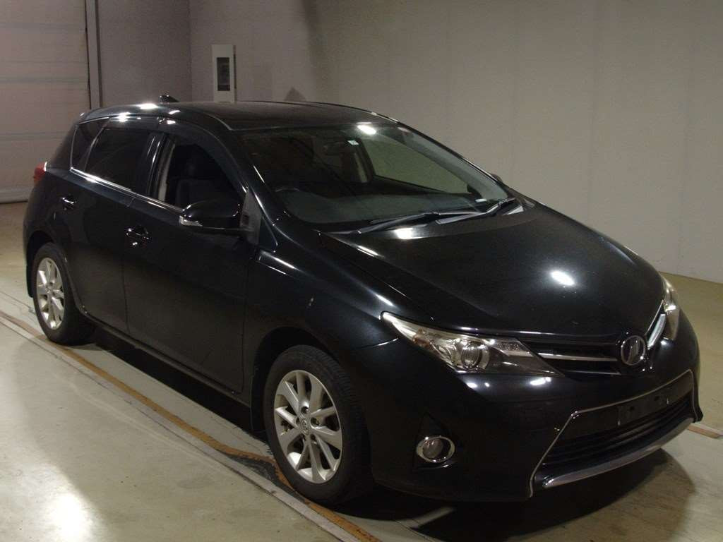 2013 Toyota Auris NZE184H[2]