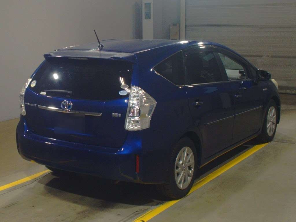 2011 Toyota Prius alpha ZVW41W[1]