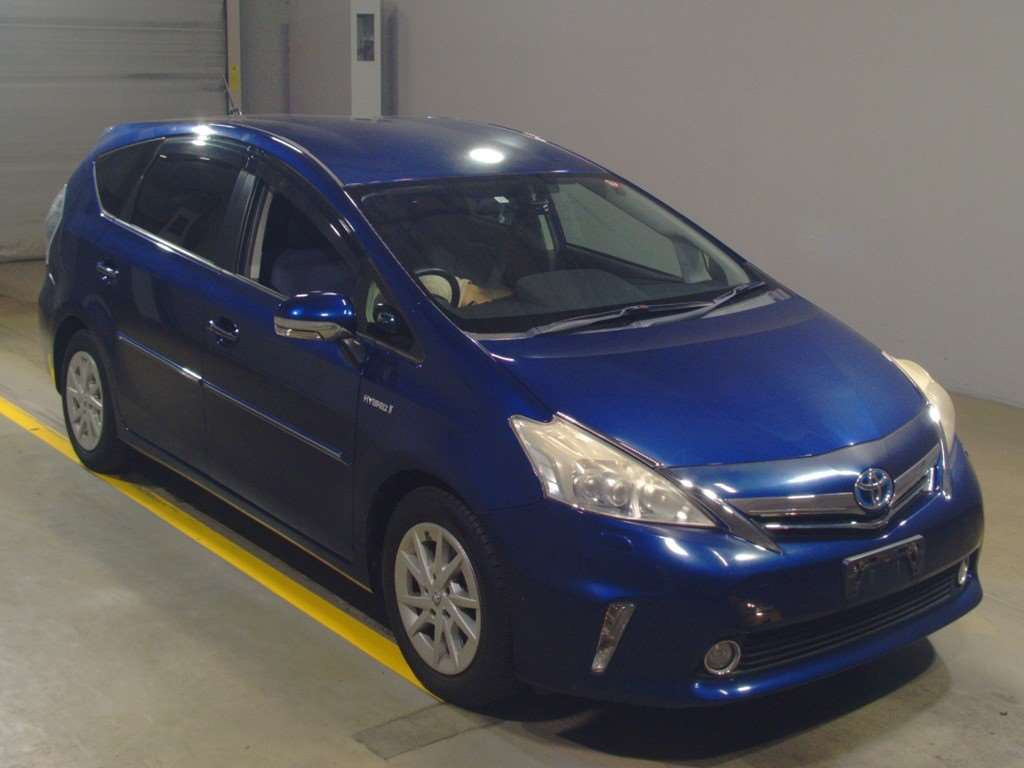 2011 Toyota Prius alpha ZVW41W[2]