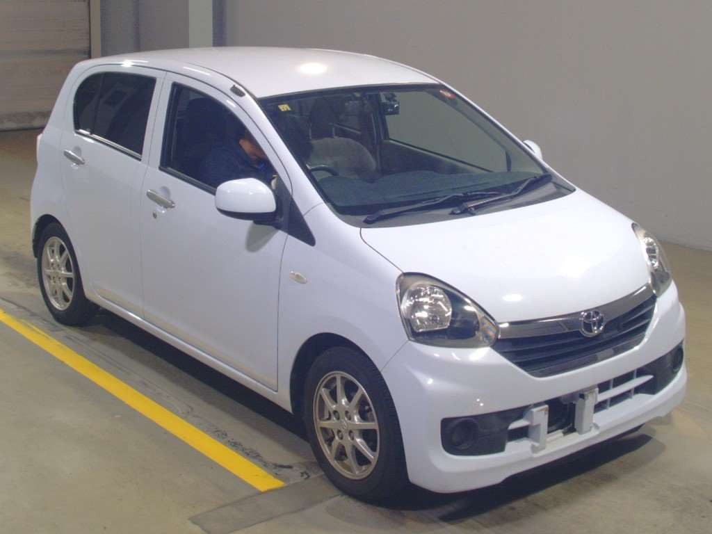 2016 Toyota Pixis Epoch LA300A[2]