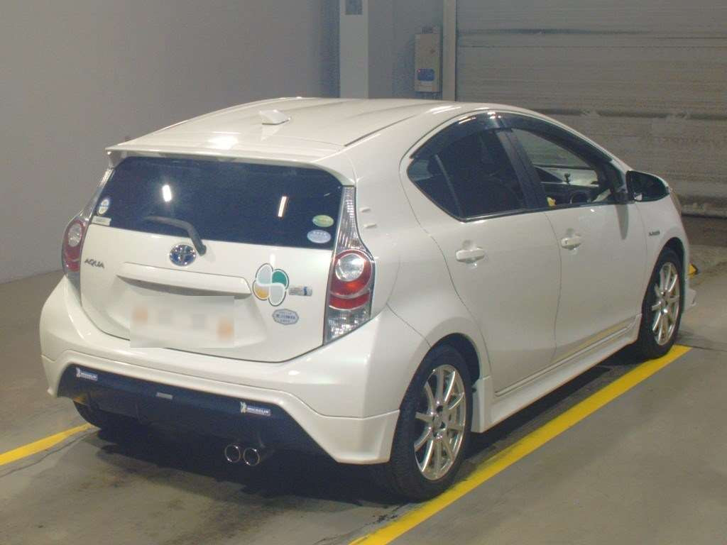 2012 Toyota Aqua NHP10[1]