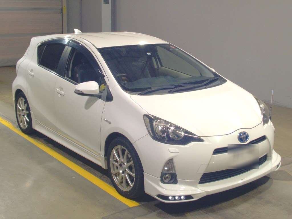 2012 Toyota Aqua NHP10[2]