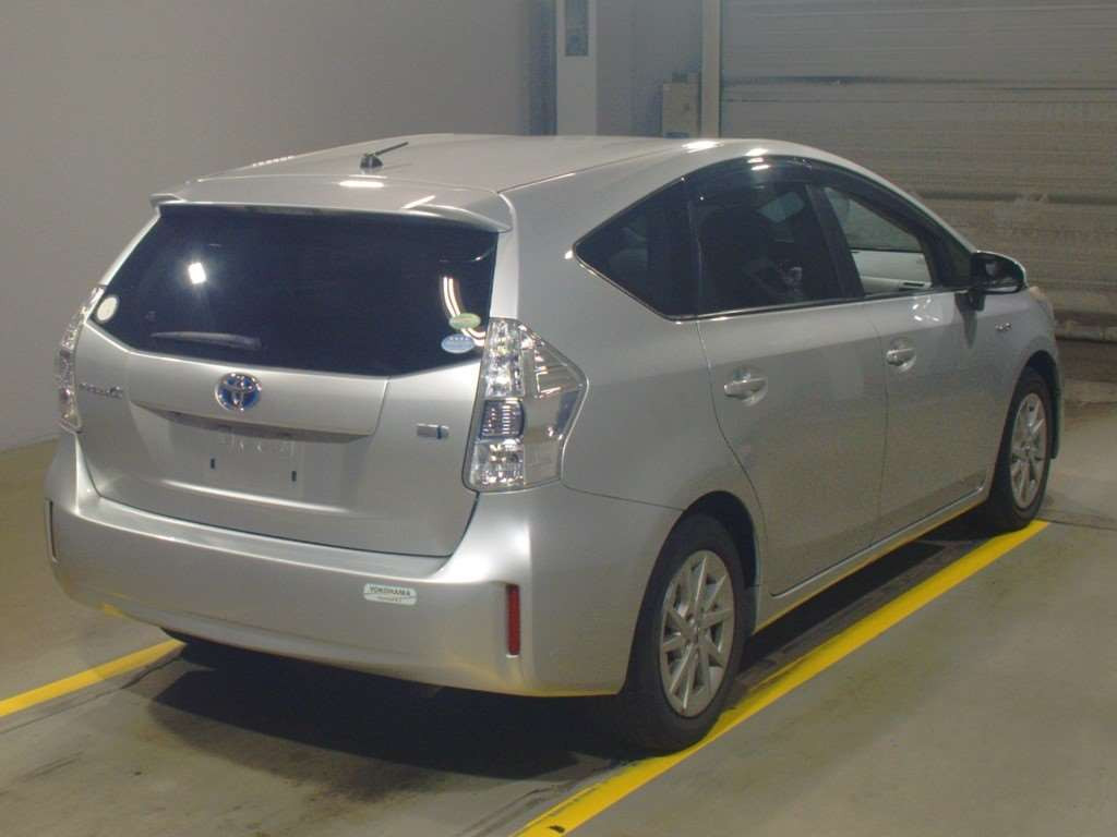 2012 Toyota Prius alpha ZVW41W[1]