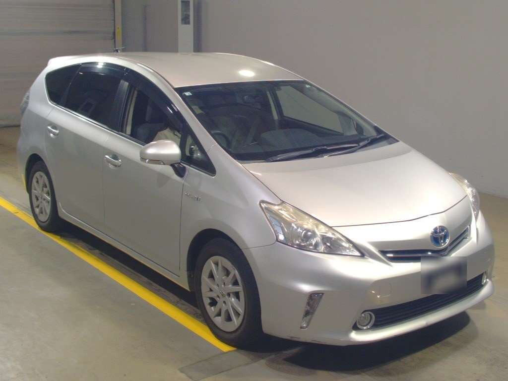 2012 Toyota Prius alpha ZVW41W[2]