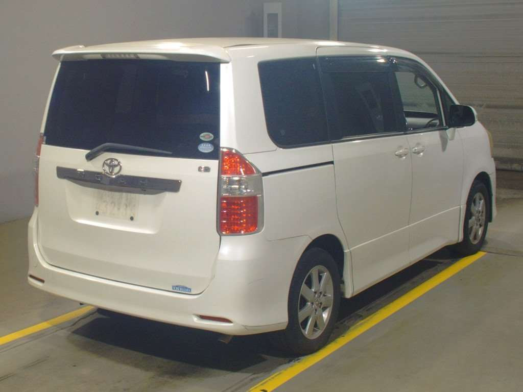 2009 Toyota Noah ZRR70W[1]