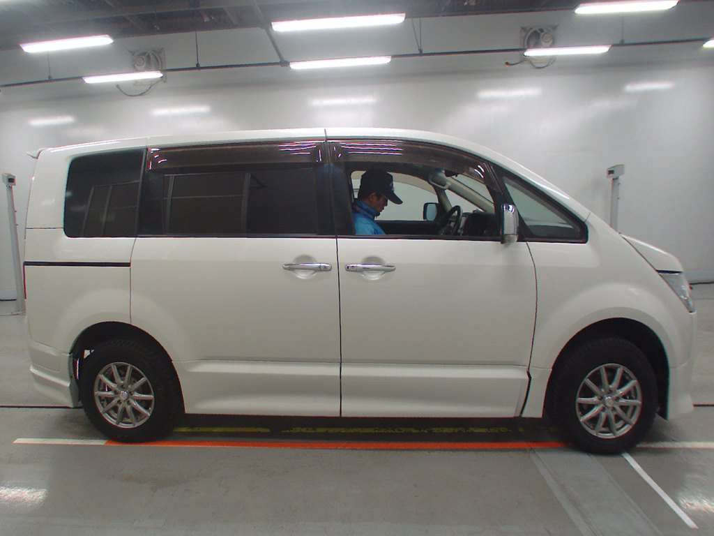 2009 Mitsubishi Delica D5 CV5W[2]