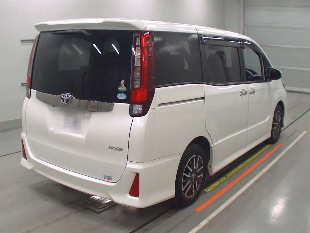 2016 Toyota Noah ZRR80W[1]