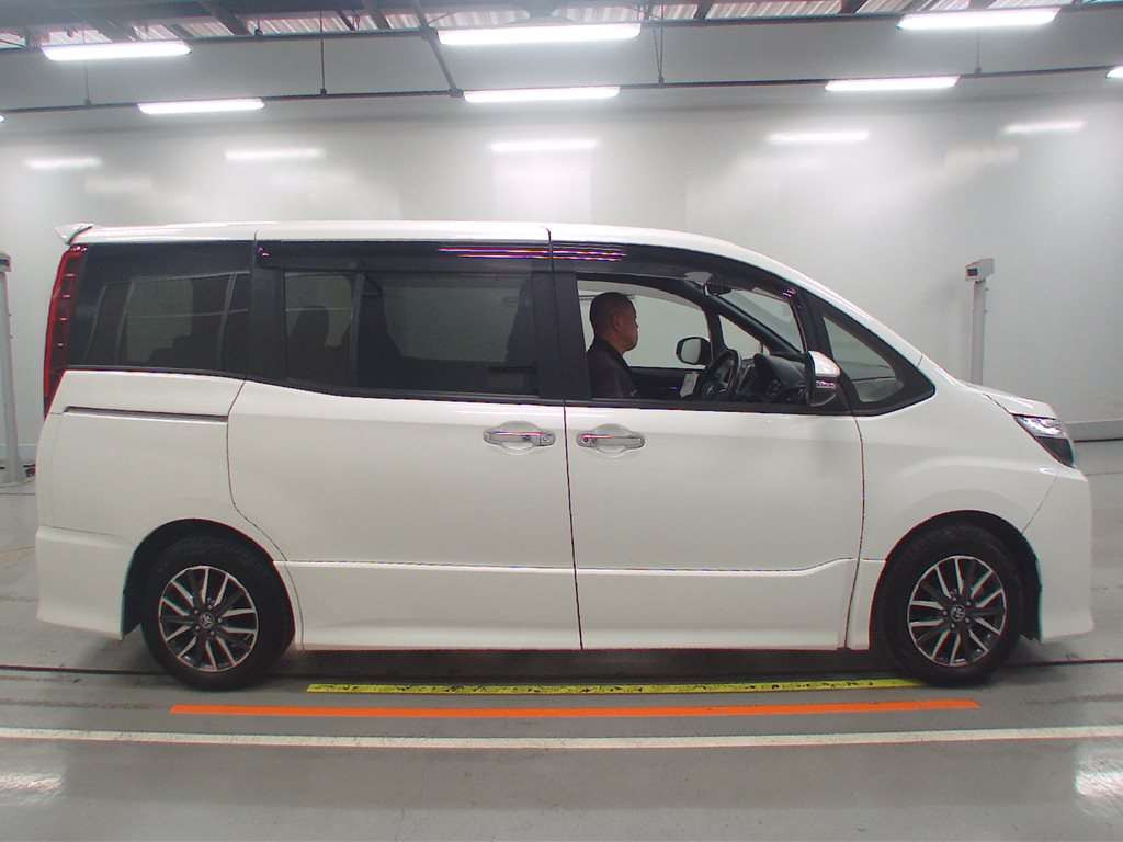 2016 Toyota Noah ZRR80W[2]