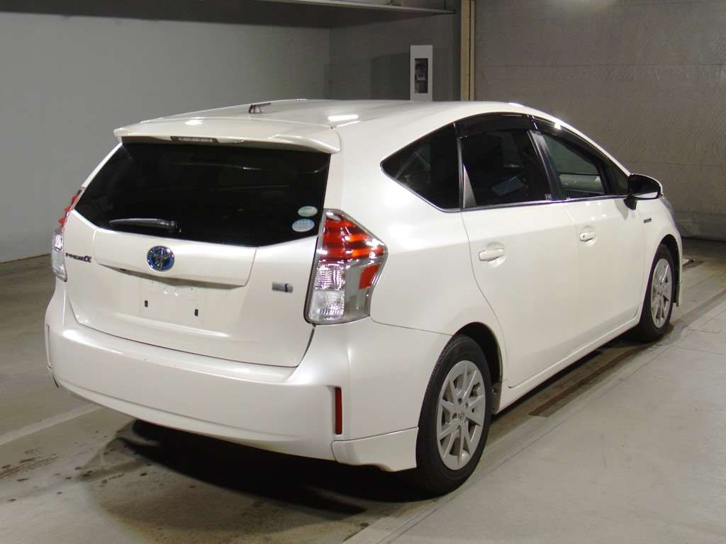 2015 Toyota Prius alpha ZVW41W[1]