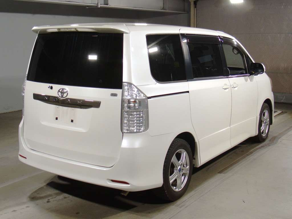 2007 Toyota Noah ZRR70W[1]