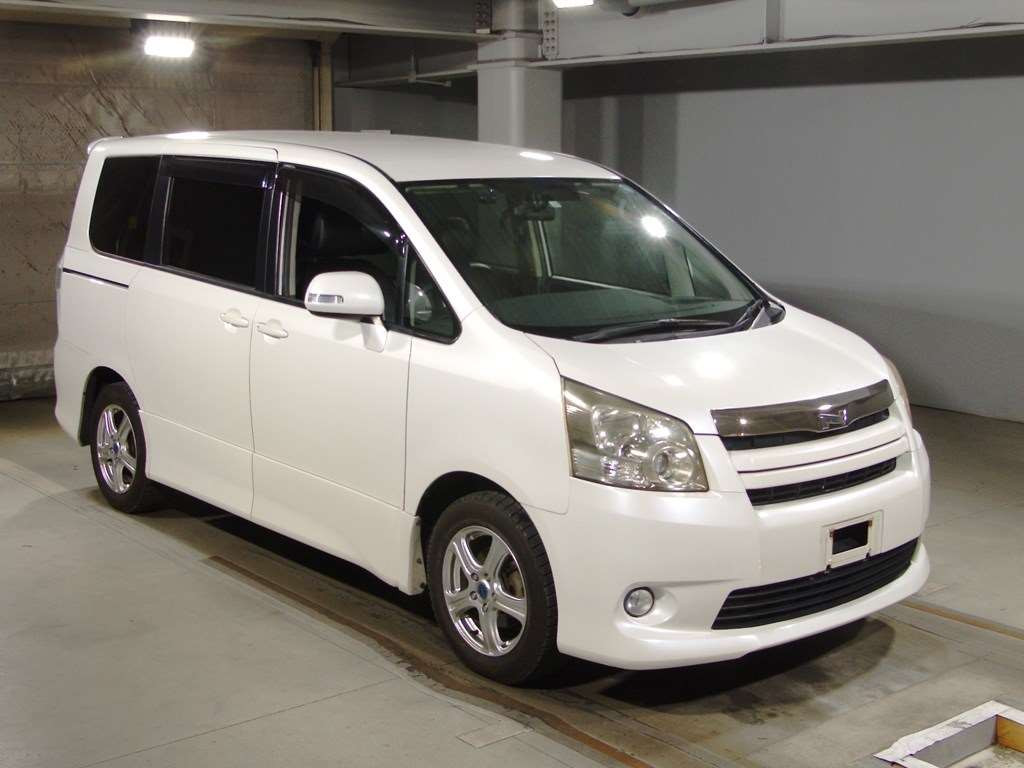 2007 Toyota Noah ZRR70W[2]