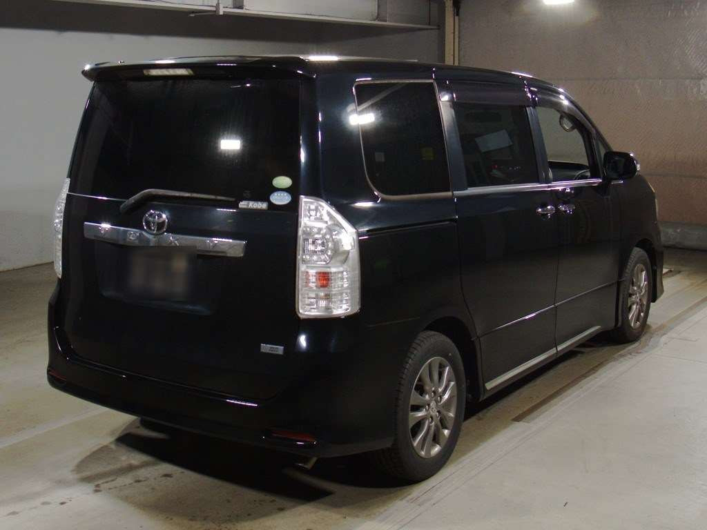 2013 Toyota Voxy ZRR70W[1]