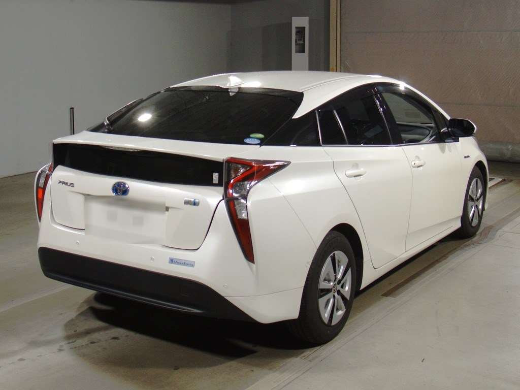 2016 Toyota Prius ZVW51[1]