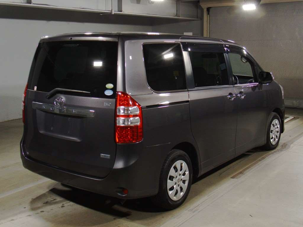 2011 Toyota Noah ZRR70G[1]