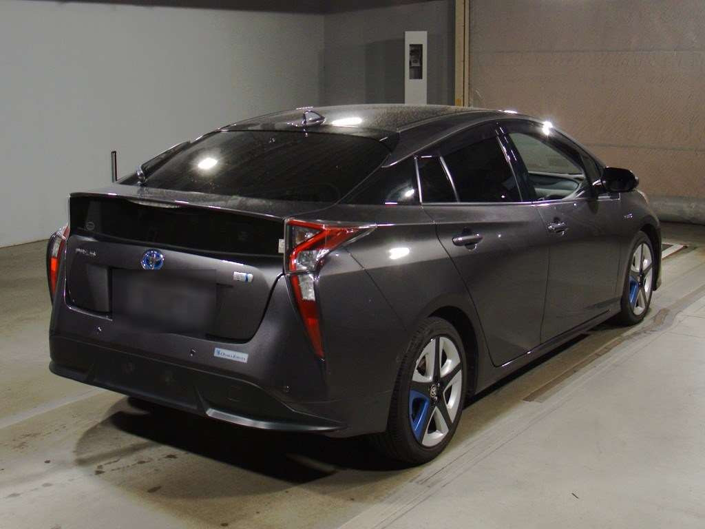 2016 Toyota Prius ZVW51[1]