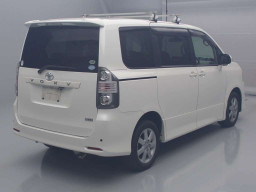 2007 Toyota Voxy