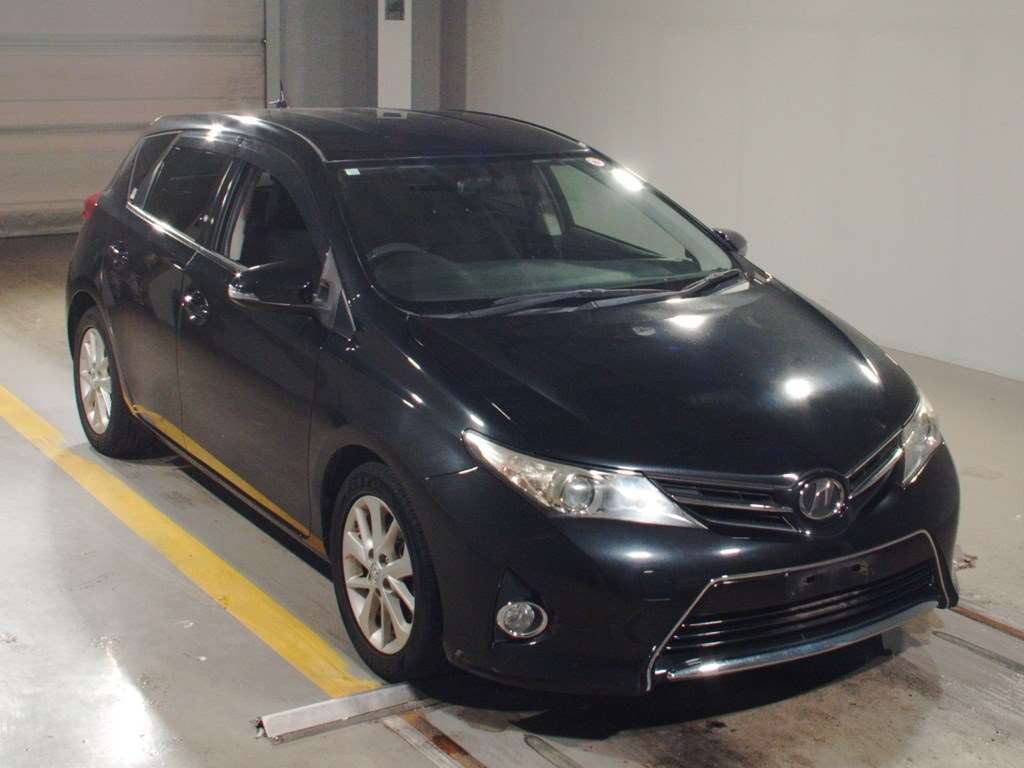 2012 Toyota Auris ZRE186H[2]