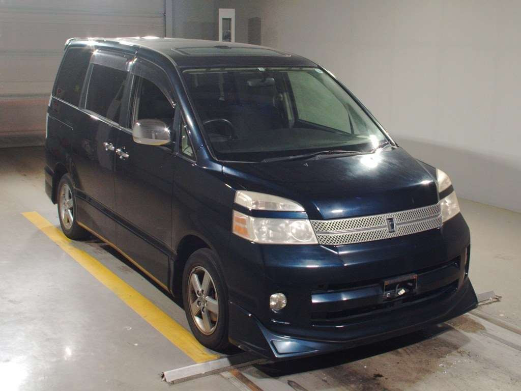 2005 Toyota Voxy AZR60G[2]