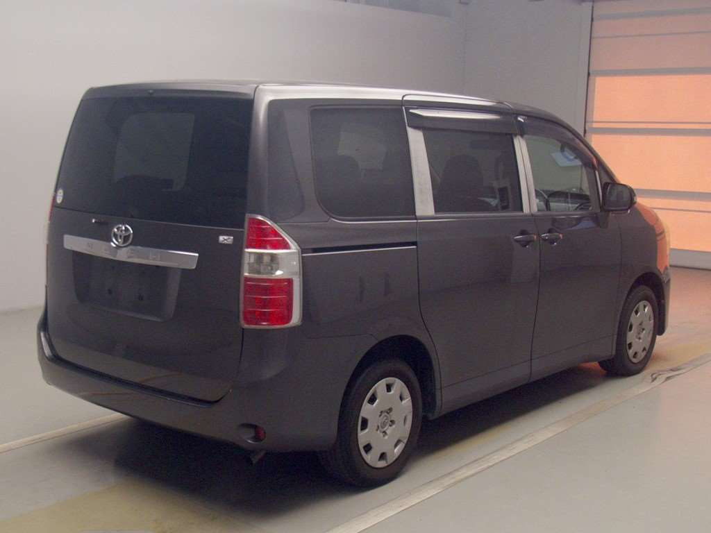 2007 Toyota Noah ZRR70G[1]