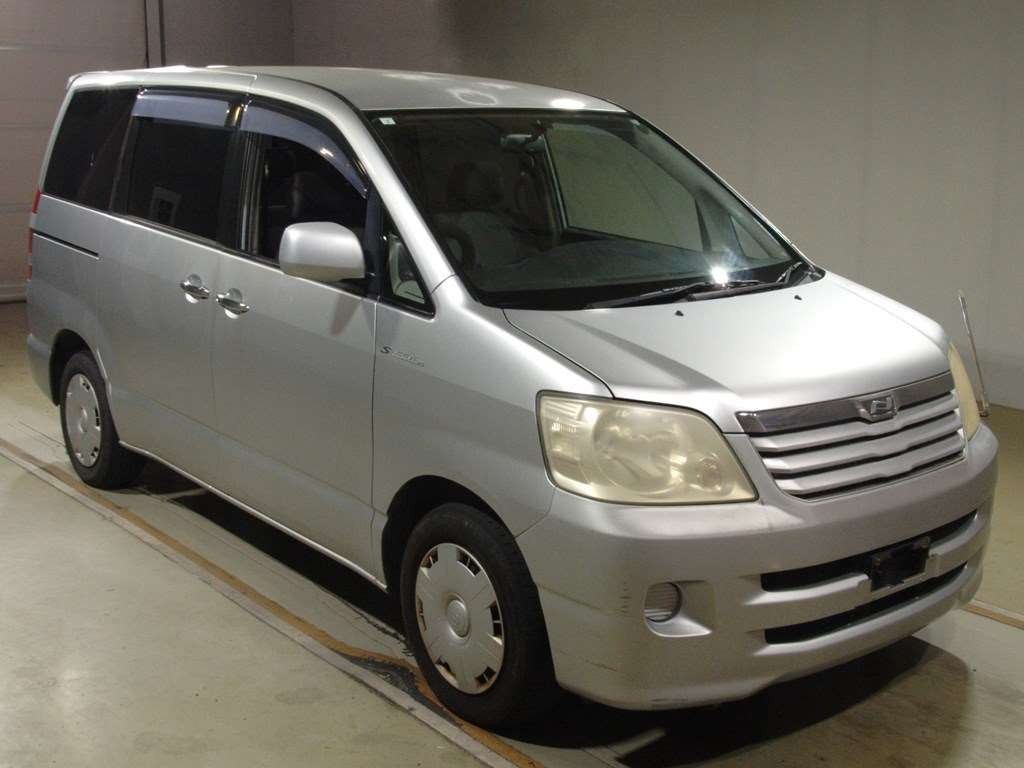 2003 Toyota Noah AZR60G[2]