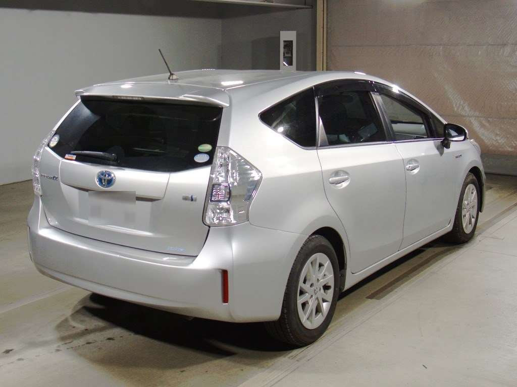 2014 Toyota Prius alpha ZVW41W[1]