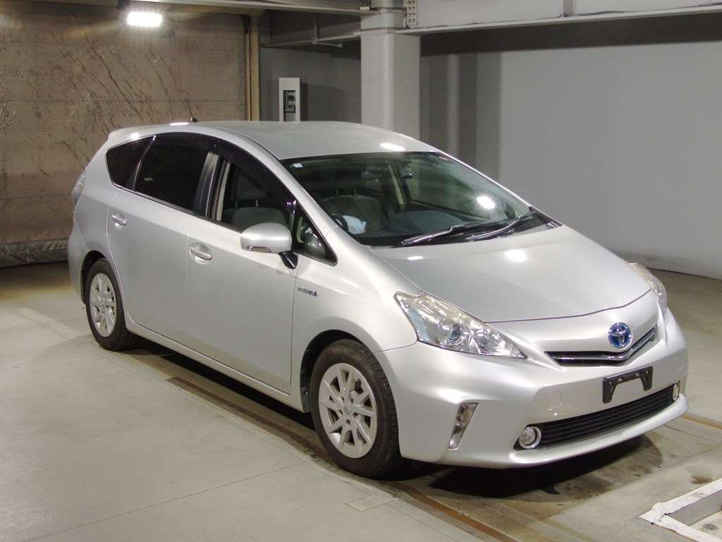 2014 Toyota Prius alpha ZVW41W[2]