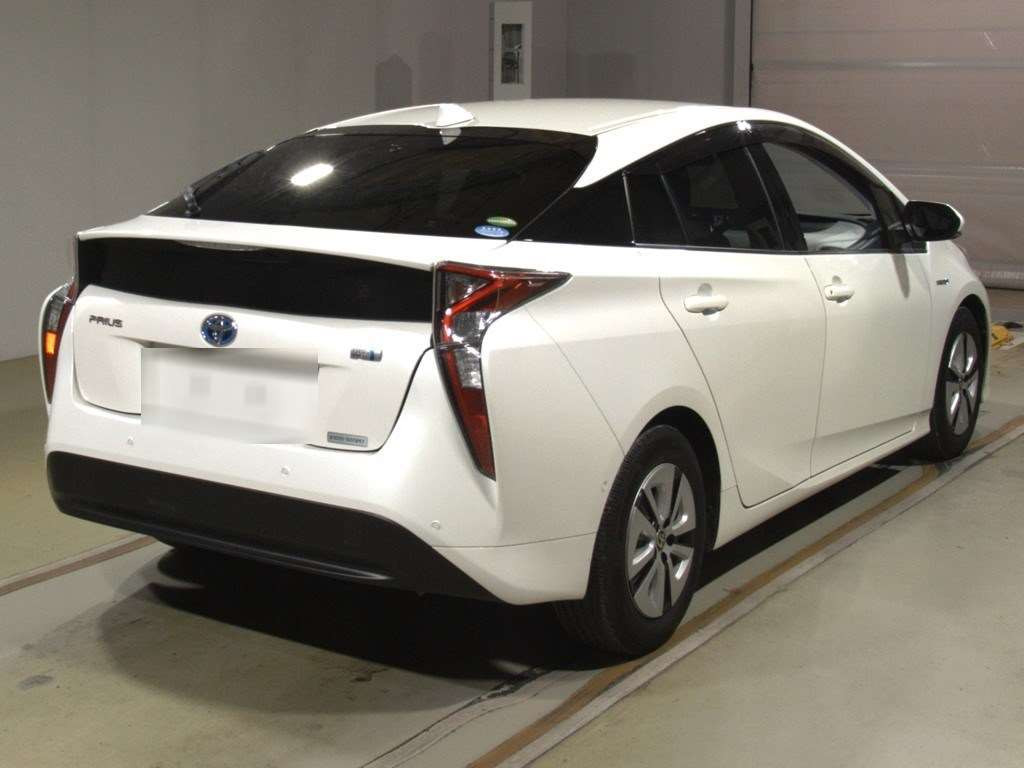 2016 Toyota Prius ZVW51[1]