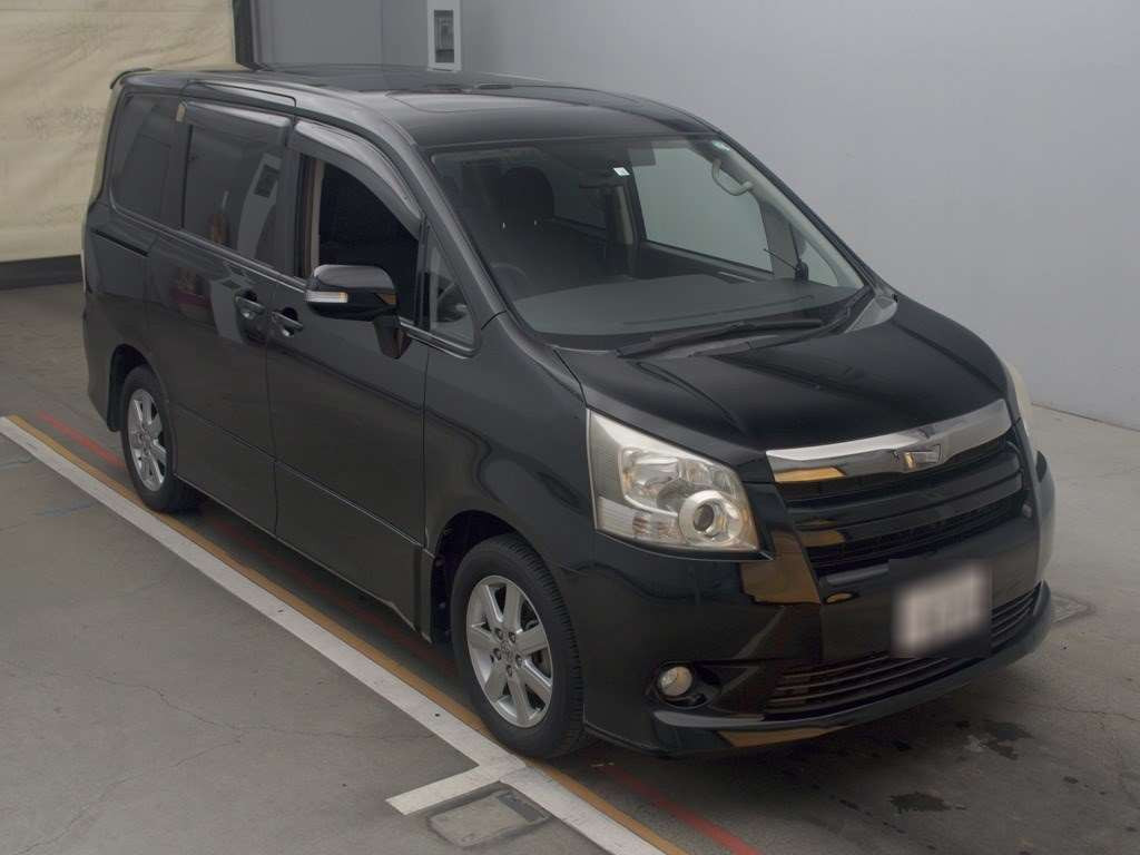 2009 Toyota Noah ZRR70W[2]