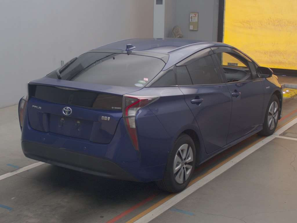 2016 Toyota Prius ZVW51[1]