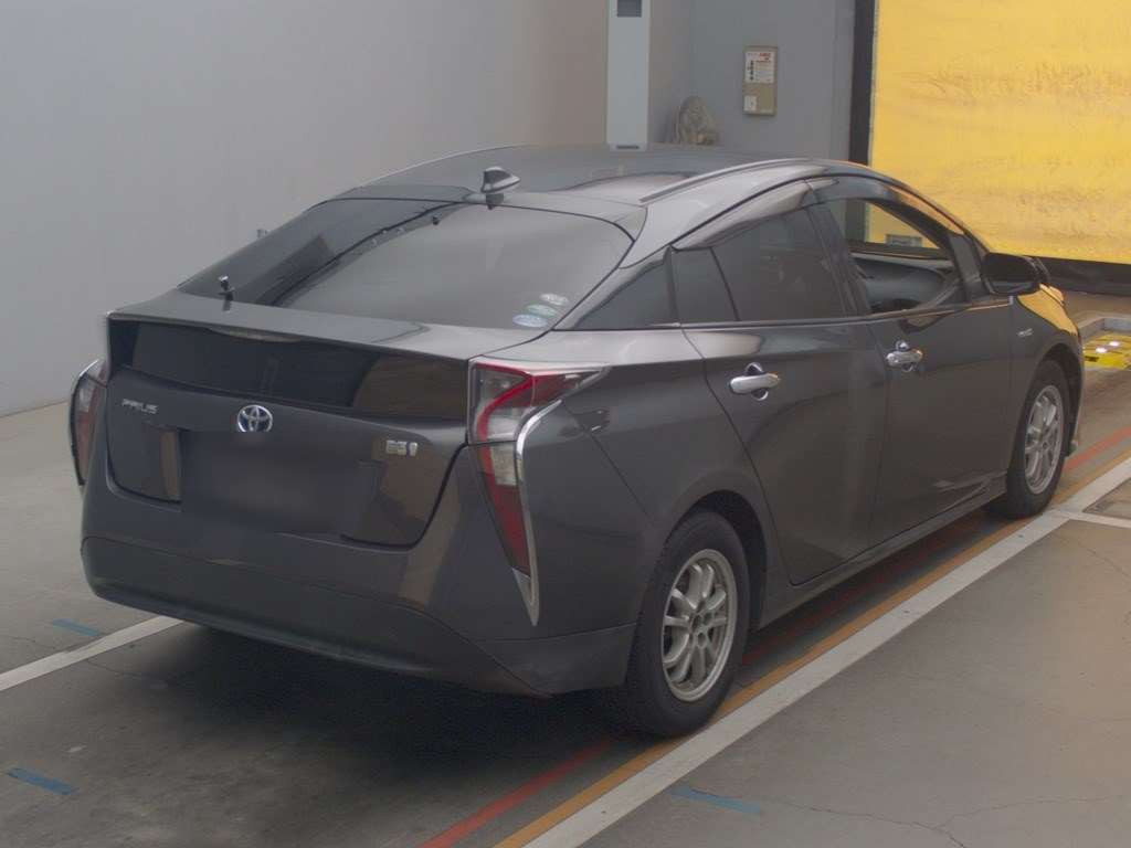 2016 Toyota Prius ZVW50[1]