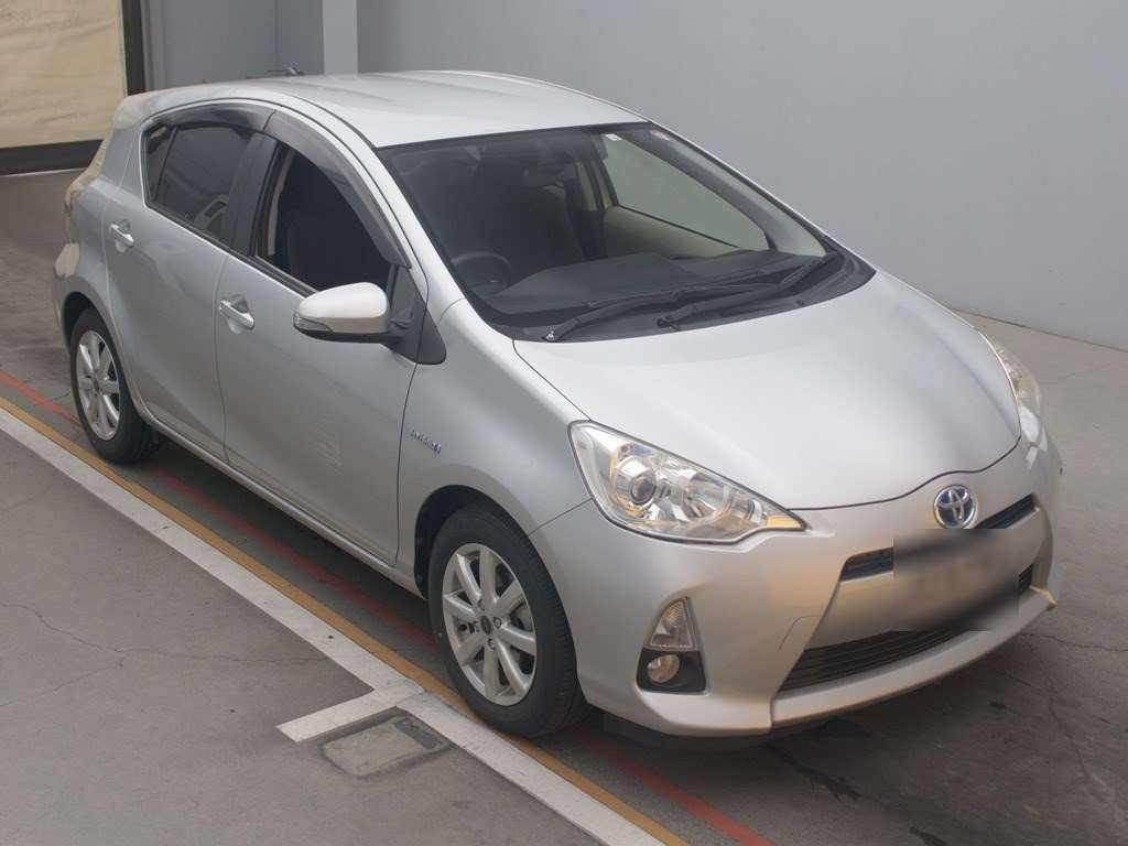 2014 Toyota Aqua NHP10[2]