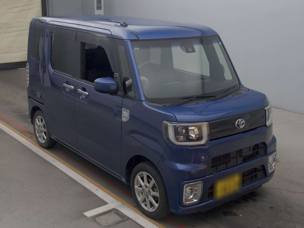 2017 Toyota Pixis Mega LA700A[2]