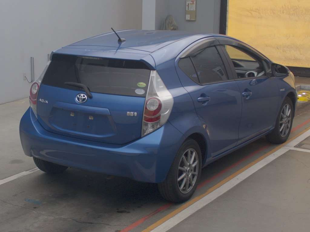 2012 Toyota Aqua NHP10[1]