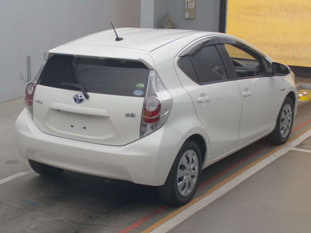 2013 Toyota Aqua NHP10[1]