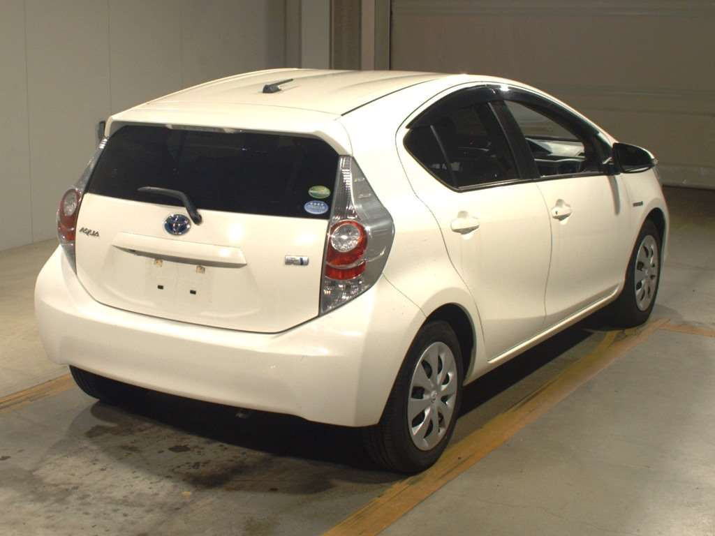 2014 Toyota Aqua NHP10[1]