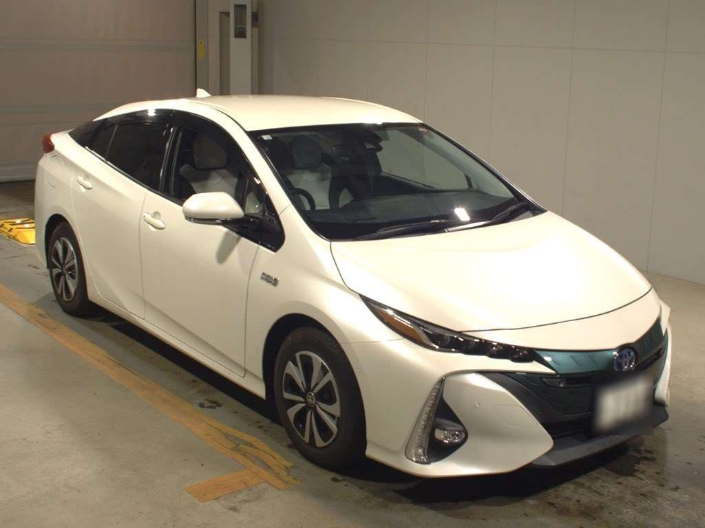 2018 Toyota Prius PHV ZVW52[2]