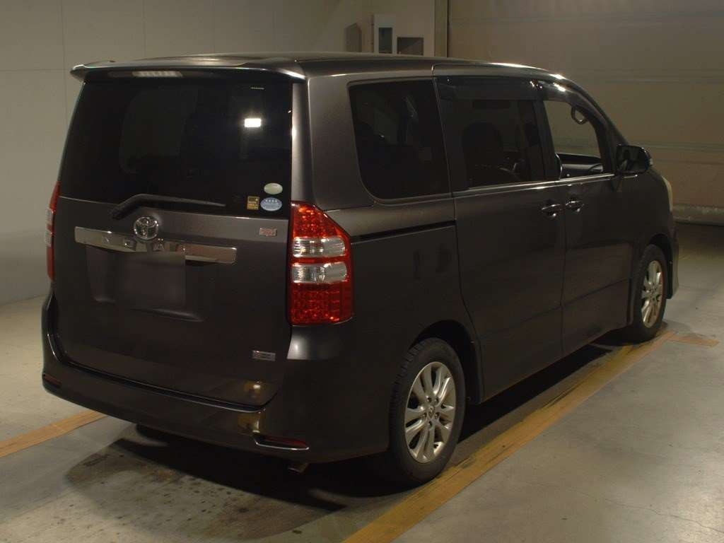 2011 Toyota Noah ZRR70W[1]