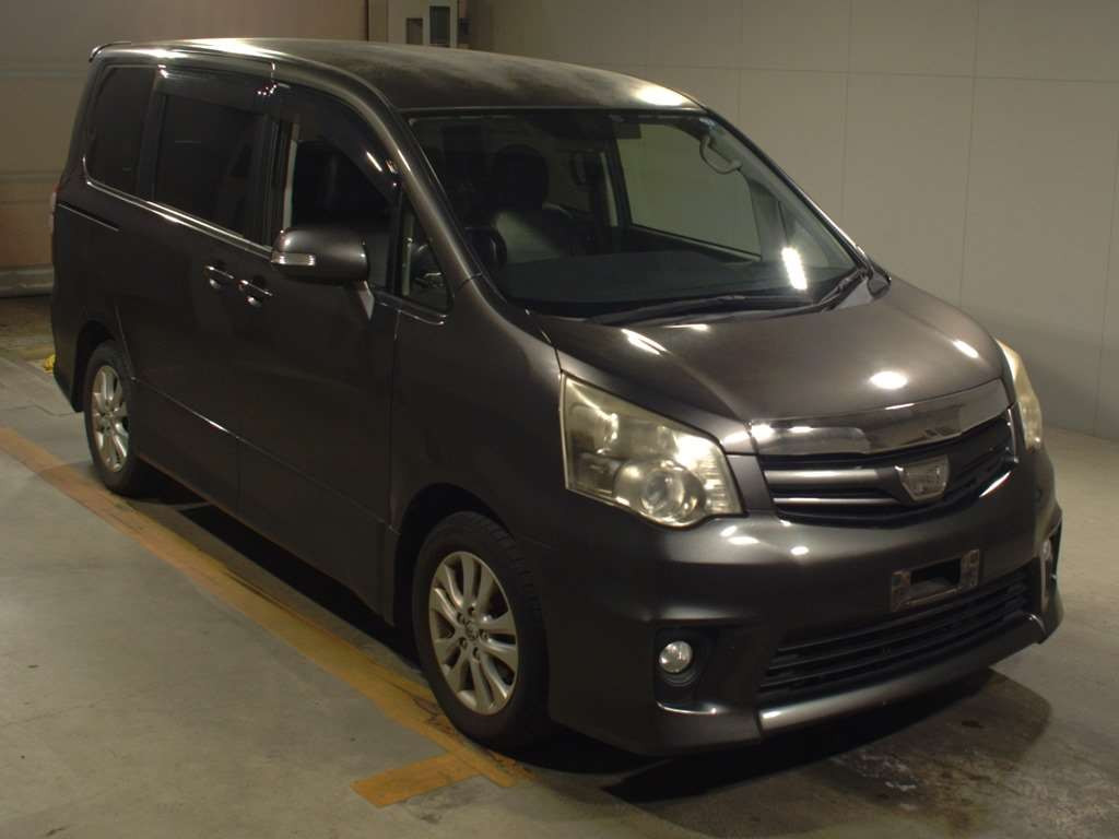 2011 Toyota Noah ZRR70W[2]