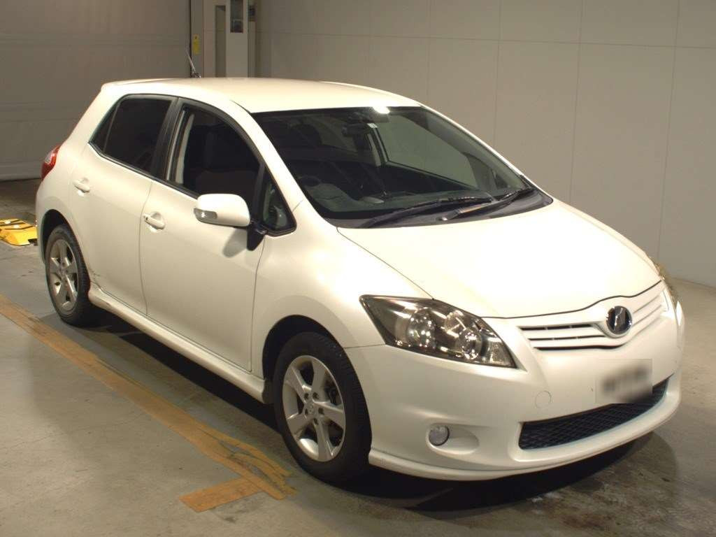 2010 Toyota Auris NZE154H[2]