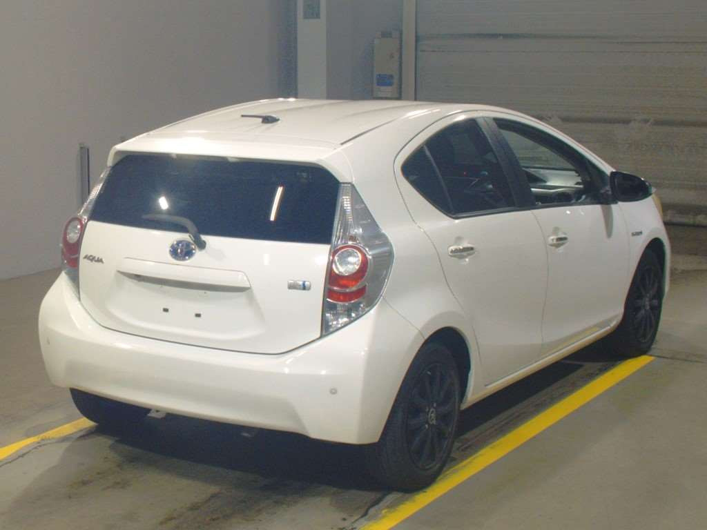 2013 Toyota Aqua NHP10[1]