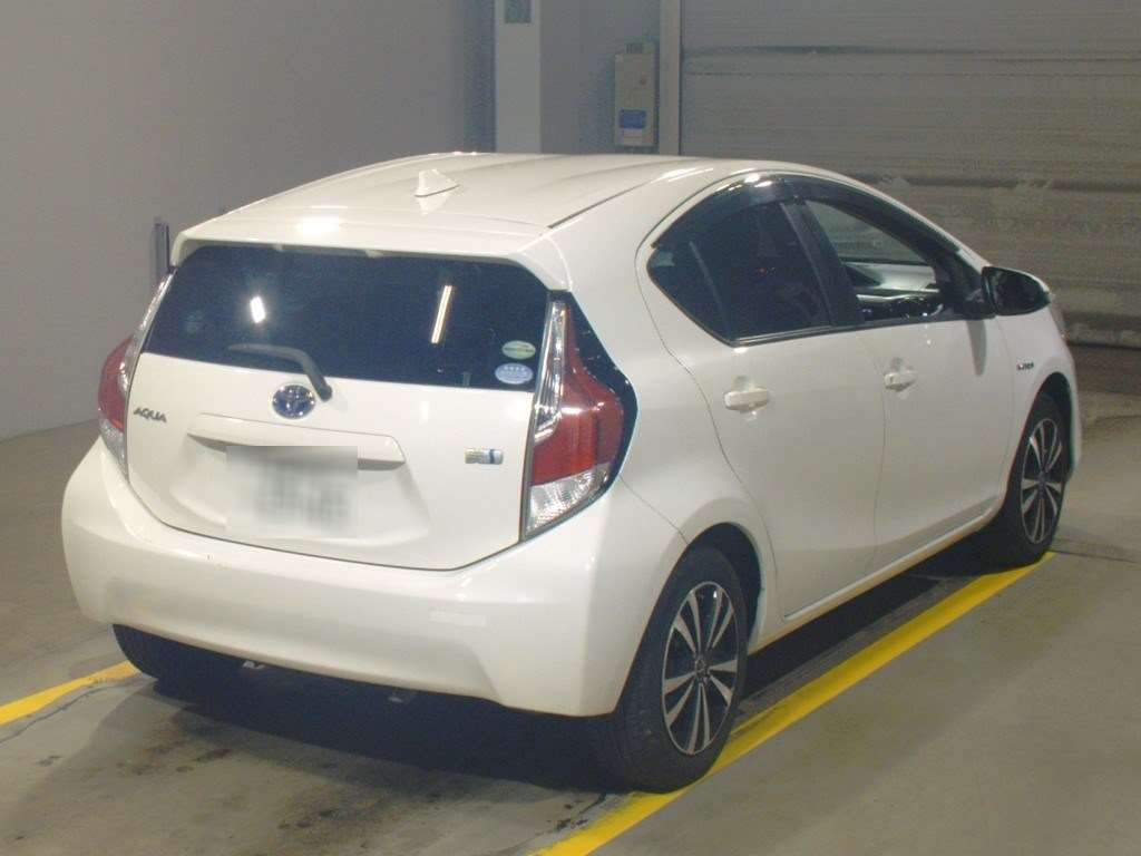 2016 Toyota Aqua NHP10[1]